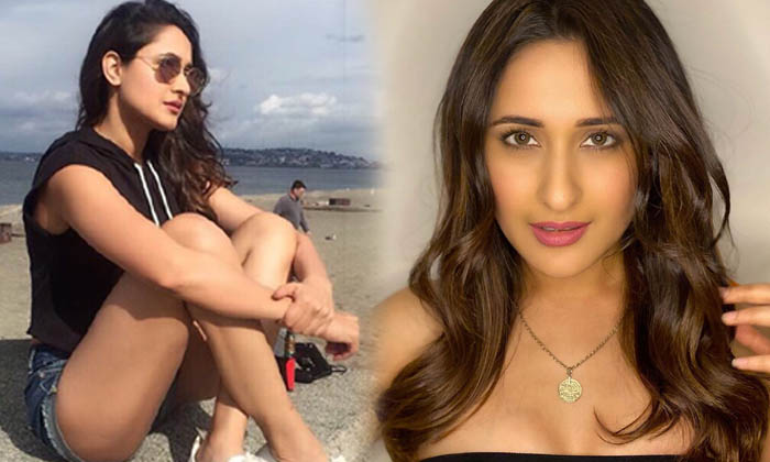 Actress Pragya Jaiswal Awesome Poses-telugu Actress Photos Actress Pragya Jaiswal Awesome Poses - Poorna Actresspragya High Resolution Photo