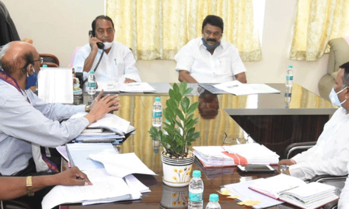  Telangana, Temple Lands, Ministers Indrakaran Reddy, Thalasani Srinivas Yadav, H-TeluguStop.com