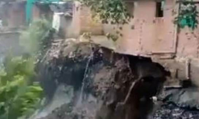  Delhi , Flood Water Destroyed House , Flood Water, River Floods, Viral Video, Pa-TeluguStop.com