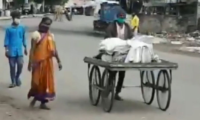  Karnataka Family Forced To Carry Body Of Deceased On Pushcart, Karnataka Family,-TeluguStop.com