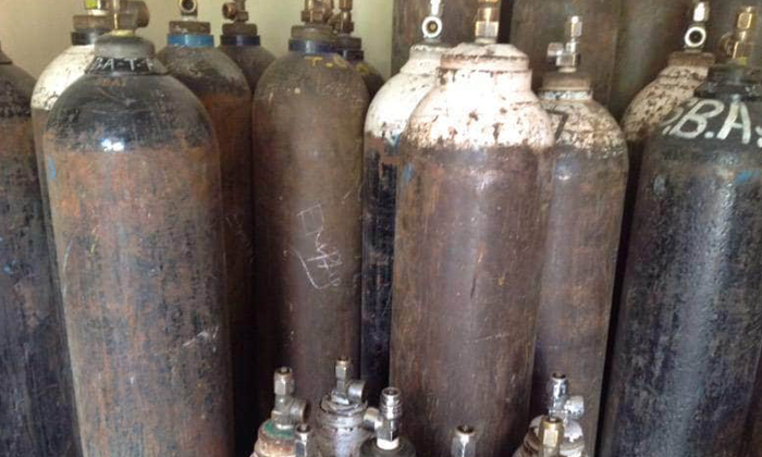  Oxygen Cylinders Gang Arrested, Oxygen Cylinders,illegal Selling,one Lakh,hydera-TeluguStop.com