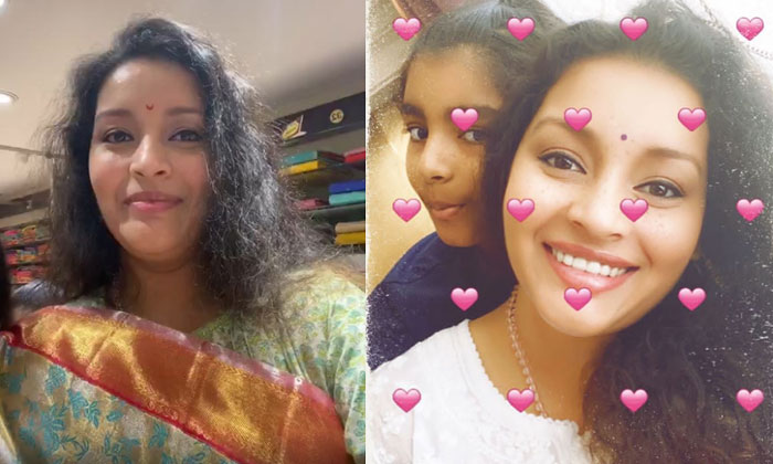  Renu Desai Chills Out With Aadhya In A Saree Shop-TeluguStop.com