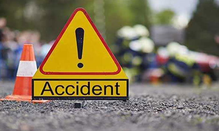  Suryapet, Accident, Dead , Three Members In Suryapet Road Accident-TeluguStop.com