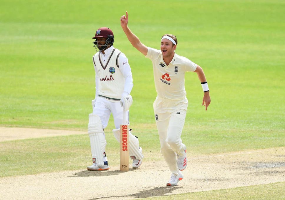  Stuart Broad Stands After Courtney Walsh With 500 Wickets-TeluguStop.com
