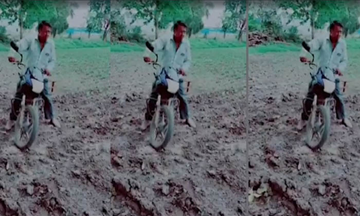  Using His Bike For Agricultural Work, Agricultural Work, Hero Honda Passion Plus-TeluguStop.com