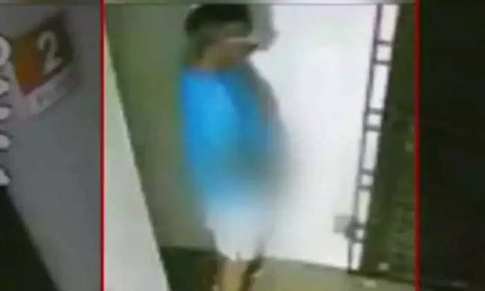  Chennai Man, Urinates, House Over, Parking Row, Congress, Video Viral-TeluguStop.com