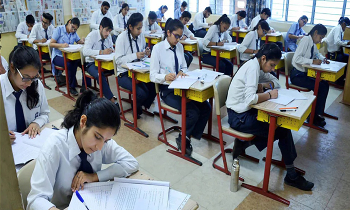  32 Students Who Sat For Karnataka Sslc Exams Test Covid-19 Positive,students,cor-TeluguStop.com