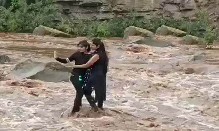  Two Girls, Trapped In River, Selfie, Madhya Pradesh, Madhya Pradesh River ,-TeluguStop.com