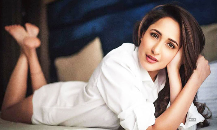  Pragya Jaiswal Gives Open Offer To Directors For Special Roles , Tollywood, Telu-TeluguStop.com