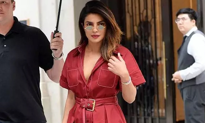  Priyanka Chopra Earns Two Crores Per Instagram Post, Priyanka Chopra ,priyanka C-TeluguStop.com