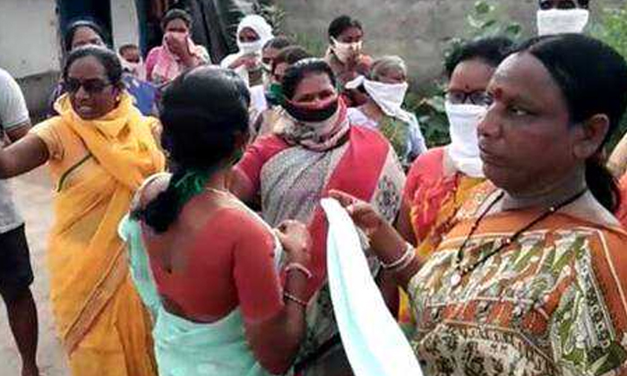  Women Fires On Belt Shops In Adilabad , Adilabad, Women, Wine Shops Owners, Wine-TeluguStop.com