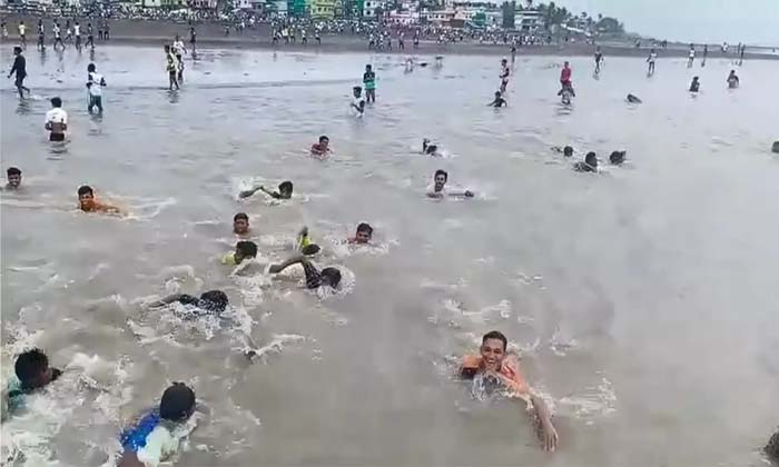  Corona Virus, Covid-19, Maharashtra, Beach, Youngsters-TeluguStop.com