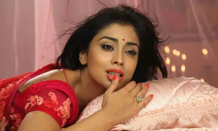  Actress Shriya Saran With Her Pets Video Viral In Internet  Shriya Saran, Pets,-TeluguStop.com