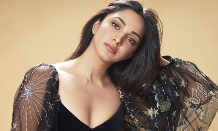  Bollywood Beauty Kiara Advani Contacted For Ntr Movie, Trivikram Srinivas, Tarak-TeluguStop.com