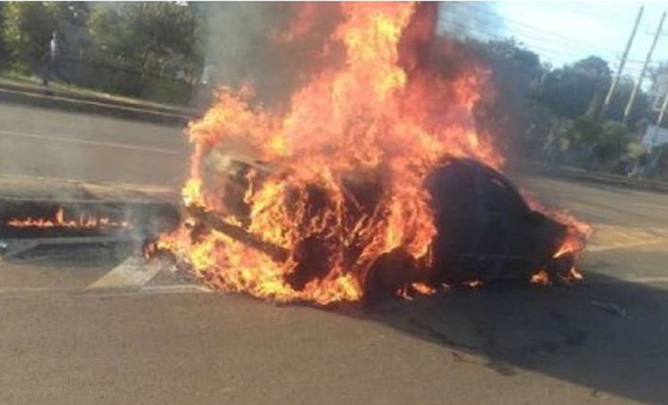  Ap, Vishakapatnam, Car, Fire Accident-TeluguStop.com