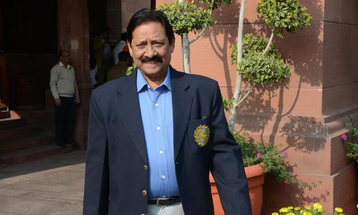  Ex Indian Cricketer And Up Minister Chetan Chauhan Put On Ventilator, Health Con-TeluguStop.com