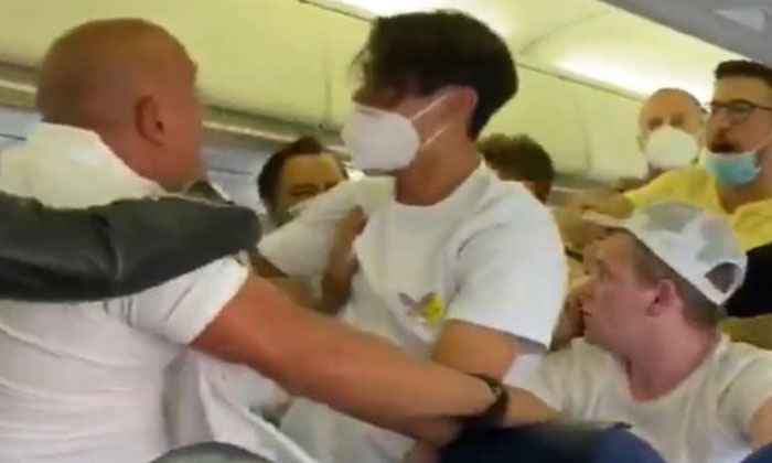  Two Men Arrested After Violent Fight On Ibiza Flight Breaks Out Over Face Masks,-TeluguStop.com