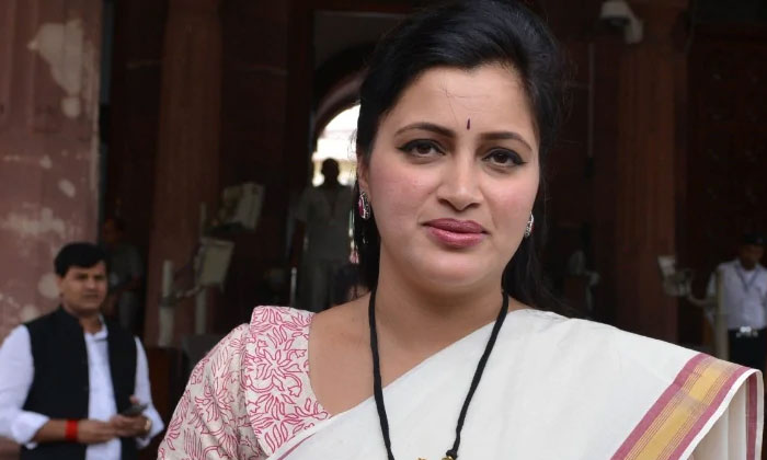  Mp Navneet Kaur Rana Tests Positive For Covid-19, Corona Effect, Amaravati, Maha-TeluguStop.com