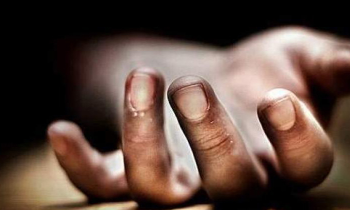  A Man Commits Suicide Due To Electricity Bill!!  Suicide, Electricity Bill, Late-TeluguStop.com