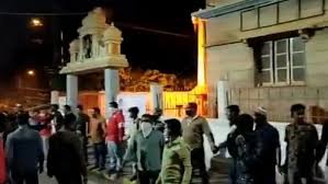  Muslims Form A Human Chain To Protect Hindu Temple From A Mob-TeluguStop.com
