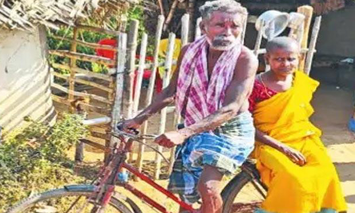  Tamil Nadu Man Cycles 130km With Wife To Give Her Cancer Treatment, Cancer, Pudu-TeluguStop.com
