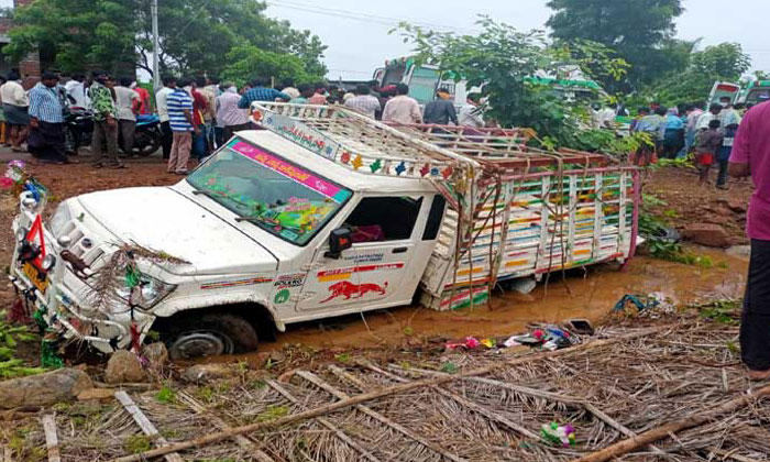  Khammam, Road Accident, Vehicle Over Turns,road Accident In Khammam District-TeluguStop.com