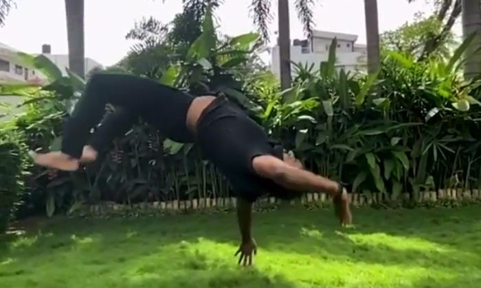 Watch Power Star’s Amazing Back-flip Watch Power Star’s Amazing Back-flip-TeluguStop.com