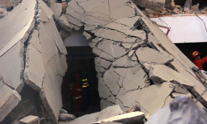  Five People Killed After Building Collapses In China,five People Killed, Hotel-TeluguStop.com