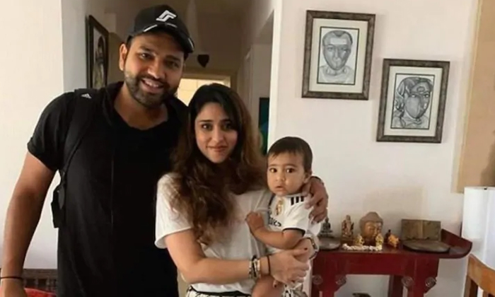  Rohit’s Wife Ritika Drops A Witty Comment To Bumrah On Social Media.-TeluguStop.com