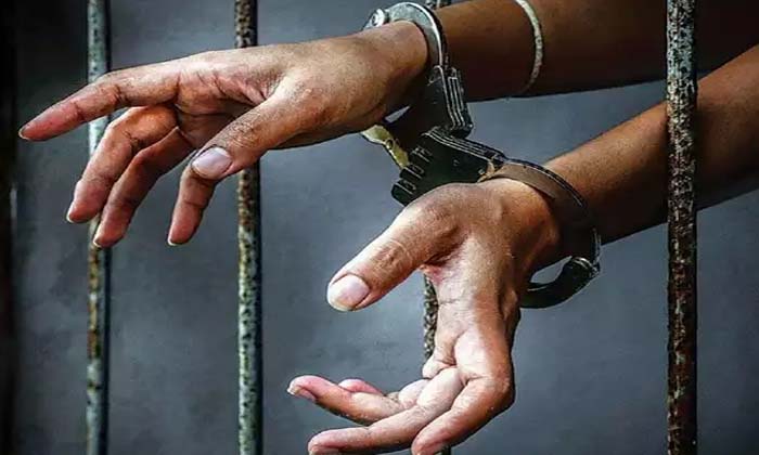  Blood, Wife, Clothes, Husband, Jail, Husband Sentenced To Jail In Mumbai-TeluguStop.com