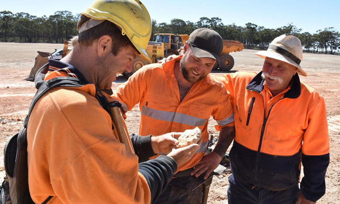  Two Giant Gold Nuggets Worth $250,000 Found In Australia, Australia, Gold Nugge-TeluguStop.com