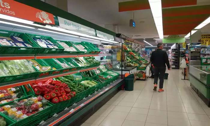  Brazillian Super Market Manager Dies, Staff Covered His Dead Body By Umbrellas,-TeluguStop.com