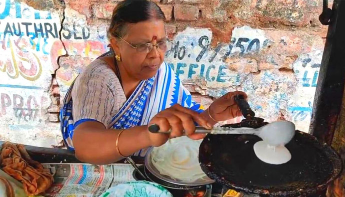  62 Year Old Grandma’s Selling Four Dosas For Just Rs 10-TeluguStop.com