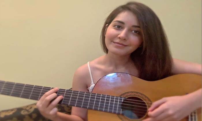  Actress Rashi Khanna Playing Guitar Viral Video, Rashi Khann, Guitar, Singing So-TeluguStop.com