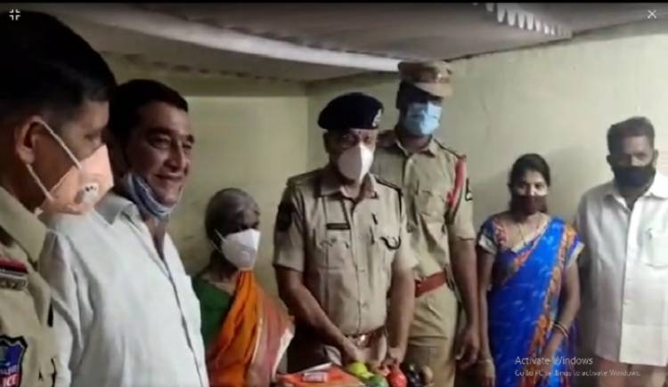  Hyderabad, Khairathabad, Police, Help, Old Women-TeluguStop.com