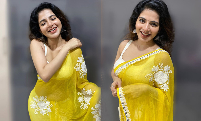 Actress Iswarya Menon Cute Candy Clicks-telugu Actress Photos Actress Iswarya Menon Cute Candy Clicks - Actressiswarya   High Resolution Photo