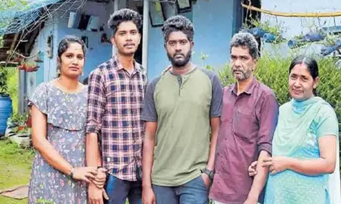  Kerala Young Man Won 12 Crore Rupees In Lottery, Ananthu Vijayan, Kerala Young-TeluguStop.com