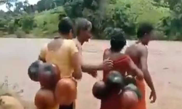  Viral Video: Anganwadi Workers Treks And Swims To Attend The Duties In Odisha.-TeluguStop.com