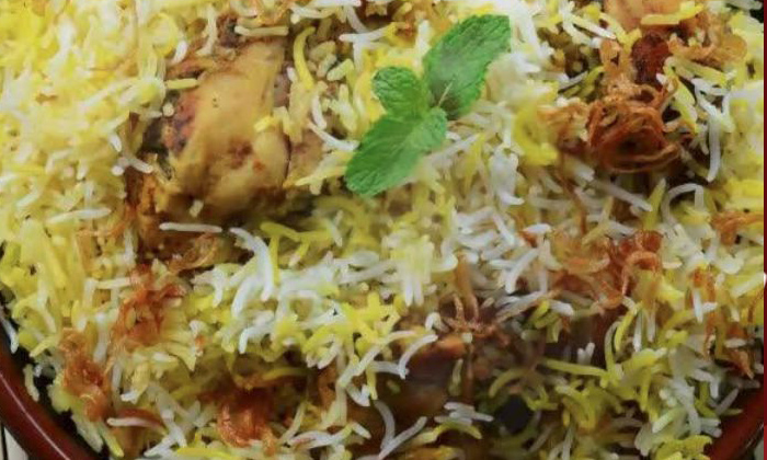  This Fuel Outlet Offers Free Biryani Food Packets From Monday In Bangalore.-TeluguStop.com