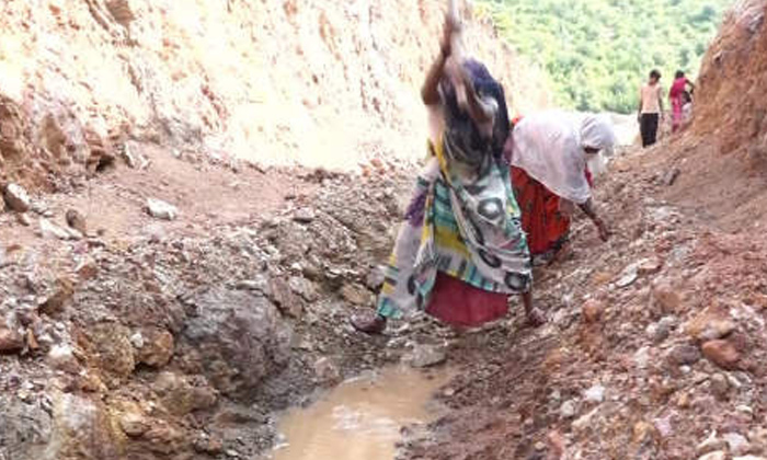  Madhya Pradesh Women Built Canal For Water, 250 Women, Crushing Hill, Water, Mad-TeluguStop.com