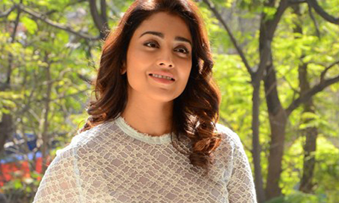  Shriya Saran Locked For The Telugu Remake Of ‘andhadhun’-TeluguStop.com