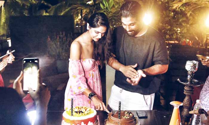  Bunny Celebrating His Wifes Birth Day Without Any Rush  Allu Arjun, Sneha Reddy,-TeluguStop.com