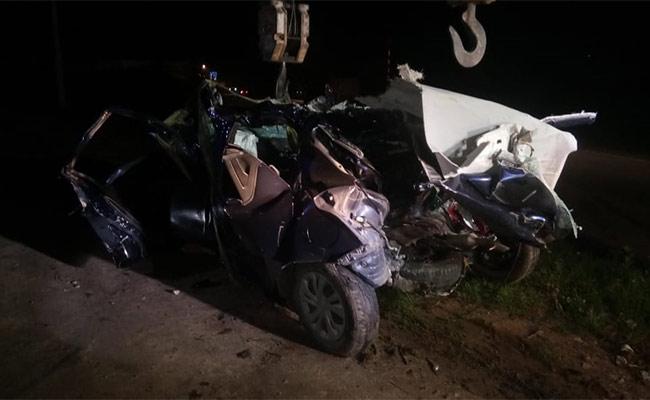  Terrible Road Accident In Karnataka Mother And Son Killed-కర్ణాటకలో ఘోర రోడ్డు ప్రమాదం.. తల్లీకొడుకులు మృతి-Latest News - Telugu-Telugu Tollywood Photo Image-TeluguStop.com