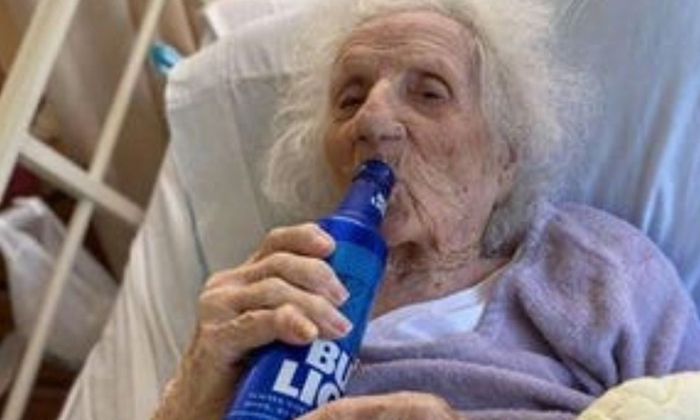  103 Years Old Woman Recovered From The Corona And Drink Drug  103 Years Old, Rec-TeluguStop.com
