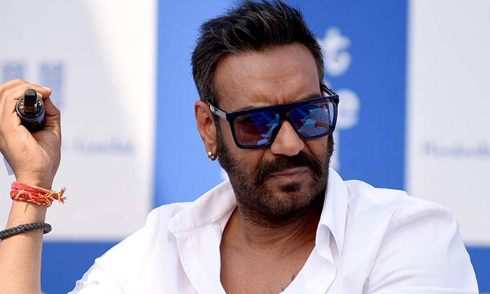  Ajay Devgan Not In Adipurush, Ajay Devgan, Adipurush, Prabhas, Om Raut, Tollywoo-TeluguStop.com