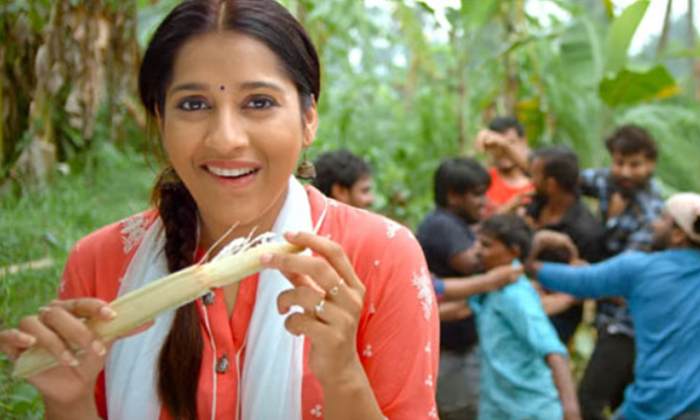  Rashmi Gautam Plays Village Girl Role In Bomma Block Buster Movie, Rashmi Gautha-TeluguStop.com