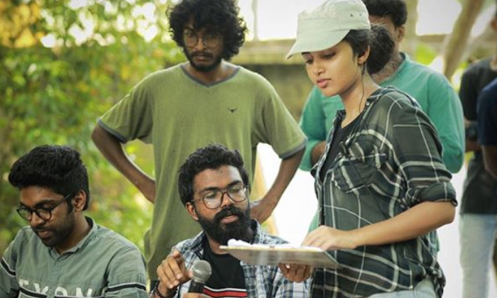  Anupama Parameswaran Works As Assistant Director For Dulquer Salmaan Movie, Dulq-TeluguStop.com