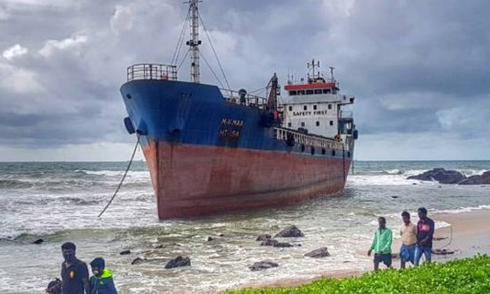  Bangladesh Cargo Ship Drifted To Vizag Beach,bangladesh Drifts, Bangladesh Ship,-TeluguStop.com
