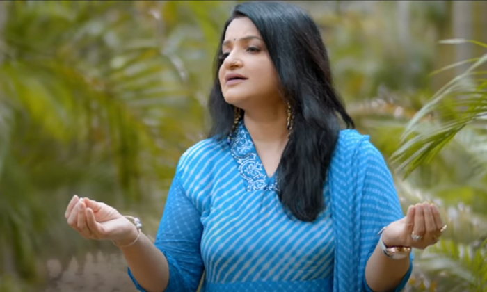  Collector , Devotional Song, Viral,youtube,rakhee Gupta, Main Toh Ratungi Radha-TeluguStop.com