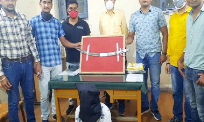  Man Arrested For Cutting Cake With Sword, Maharashtra Man, Sword, Arrest, Social-TeluguStop.com